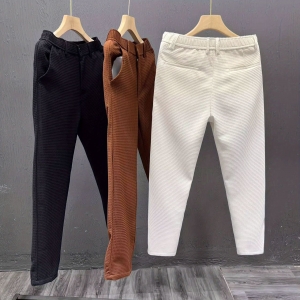 брюки с карманами