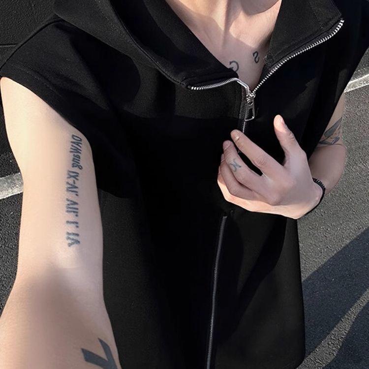 Мужской жилет с капюшоном